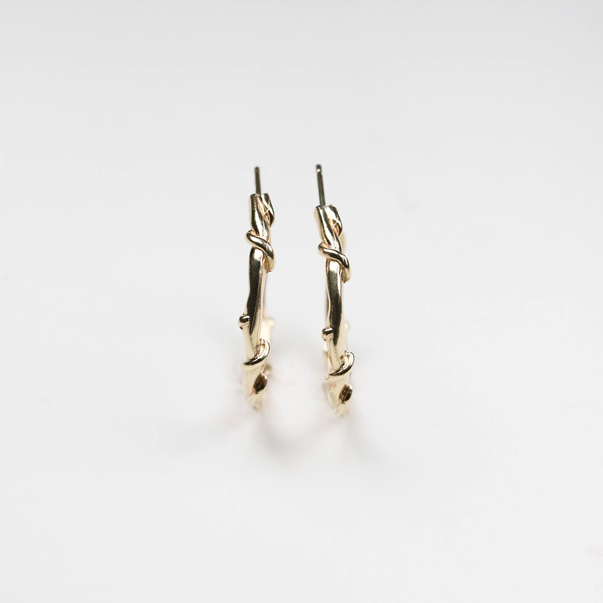 Entwine 9ct gold rings - side angle