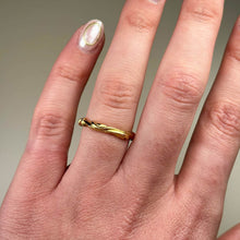 2.5mm Entwine 18ct gold wedding band on hand