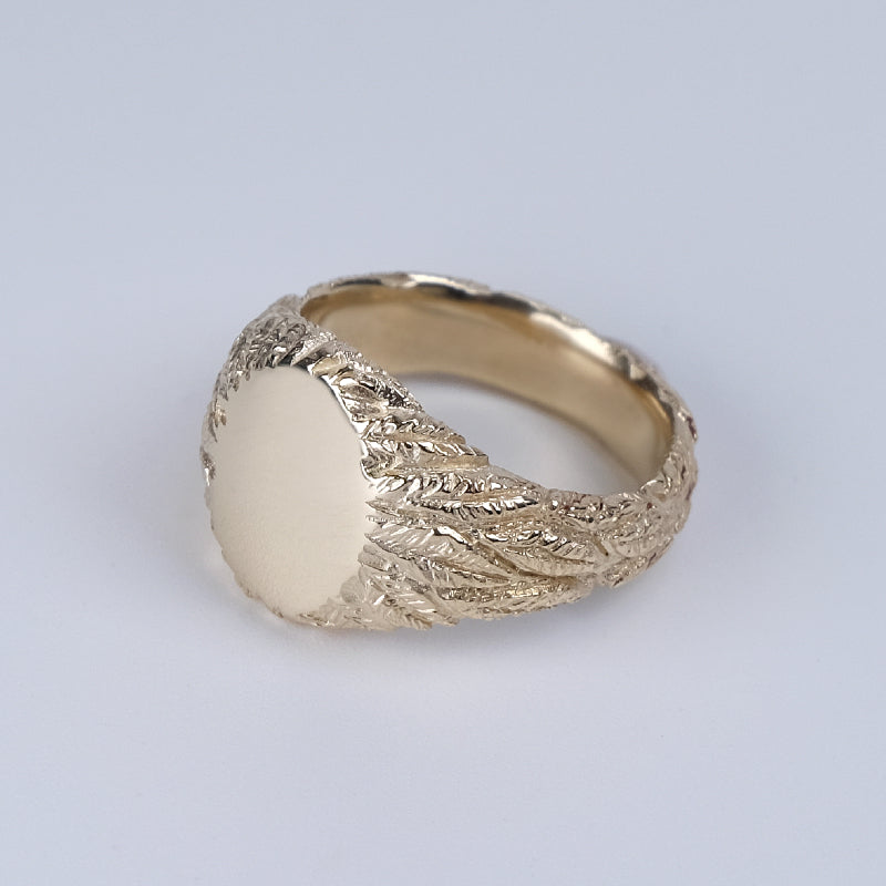 9ct yellow gold signet ring - Feather collection