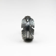 This standout piece features a meticulously handcrafted, oversized feather design that wraps gracefully around the finger. This bold and distinctive ring measures 1.5cm at its widest point. It is perfect for those who appreciate statement jewellery.
