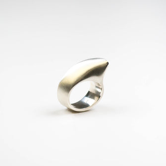 The ring measures 10mm at the base and 40mm across the top.