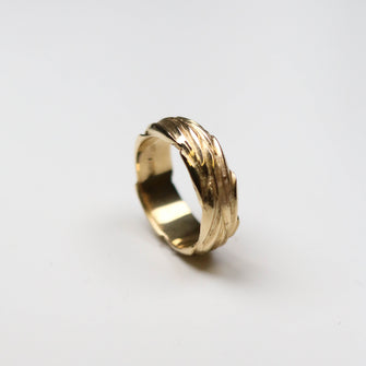 This gold ring measures 7.5mm in width.