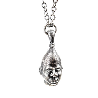 Inspired by the real life shrunken heads Jeremy came across when travelling in Borneo, the large shrunken head pendant is hand carved in silver and measures 3cm high and hangs on a 20" silver trace chain.