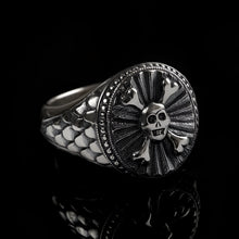 Silver classic skull n crossbones signet ring.