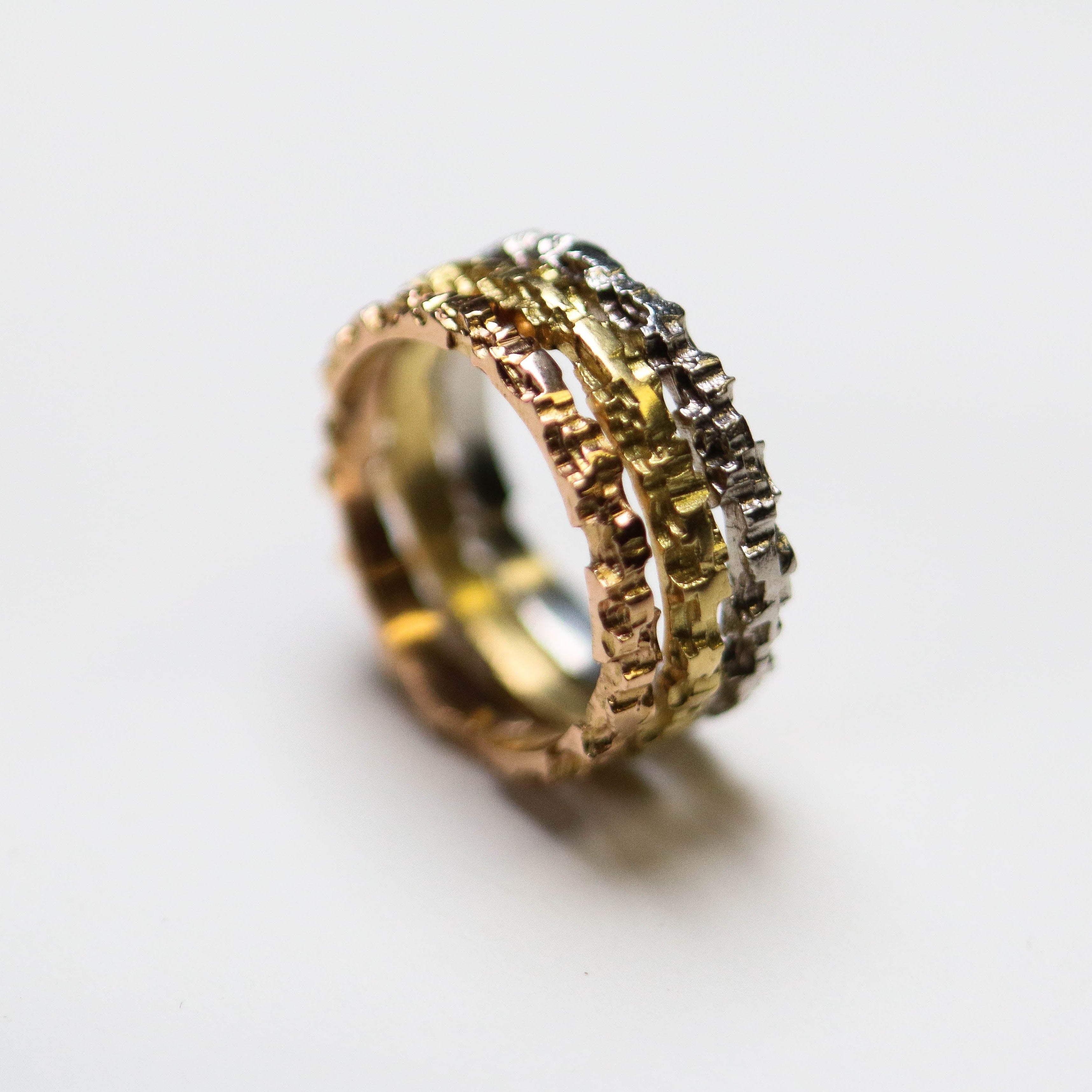 A unique and versatile textured band ring from Jeremy's Luna collection in 18ct rose gold, 18ct yellow gold & platinum. This stackable piece measures 2.5mm in width.