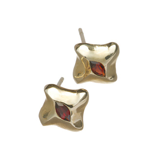 The earrings features a central marquise garnet set in 9ct gold.