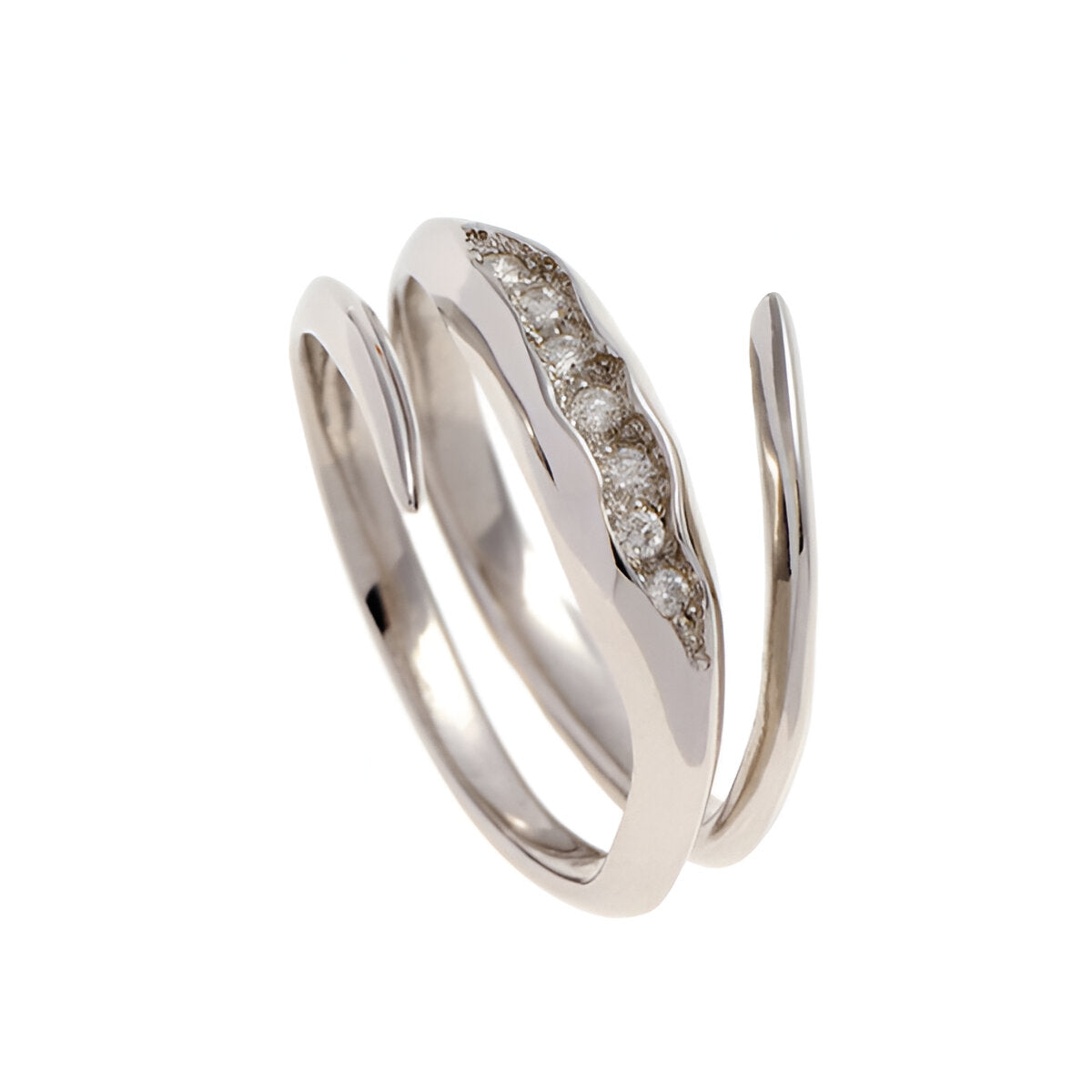 The band measures 3mm and is pavé set with seven diamonds.