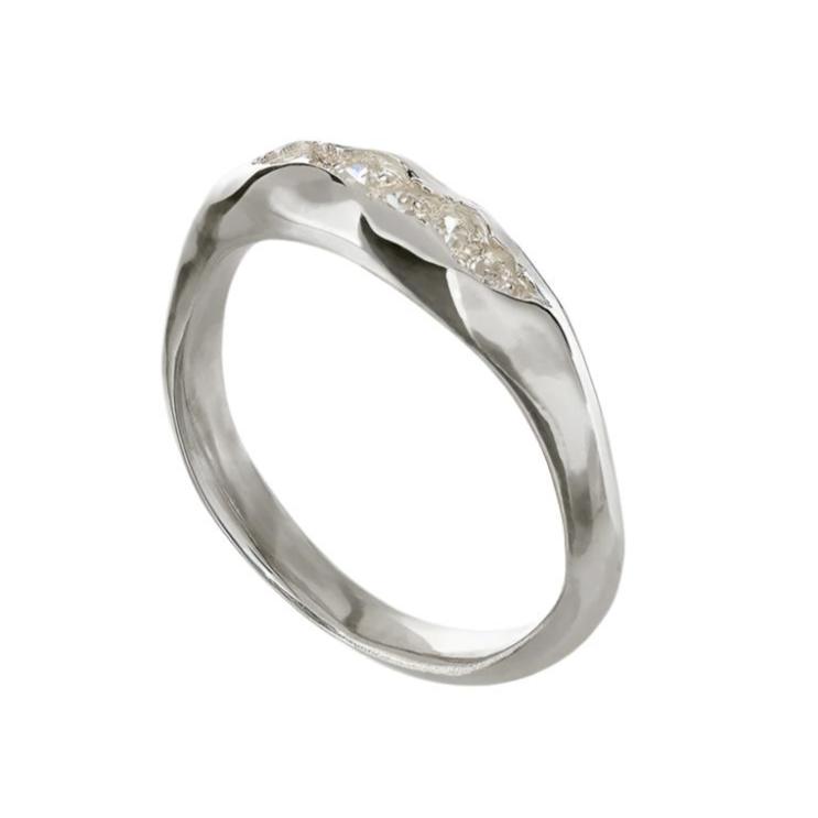 Measuring 3mm in width, the ring is pavé set with 5 diamonds.