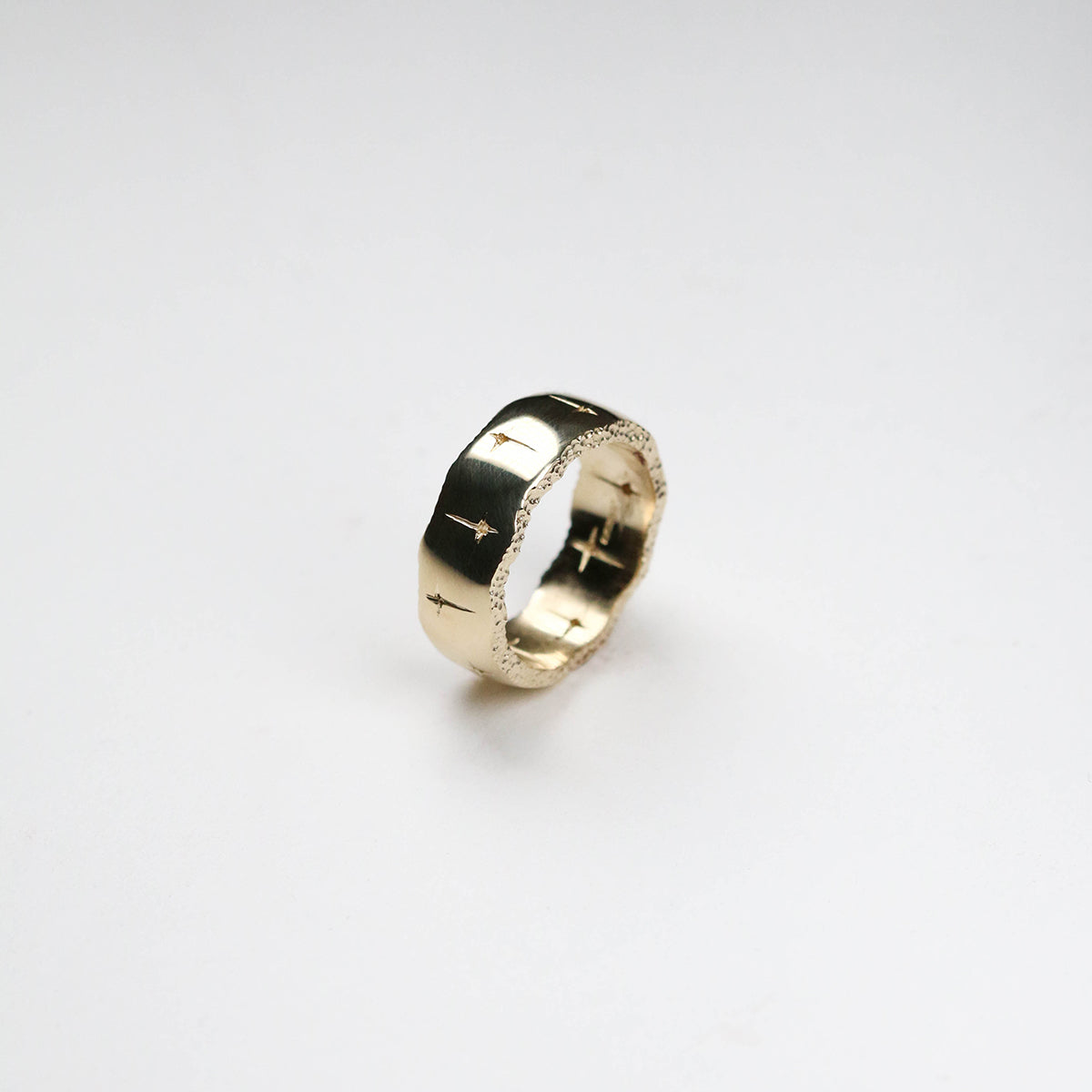 Trinity 9ct gold band measuring 8mm in width.