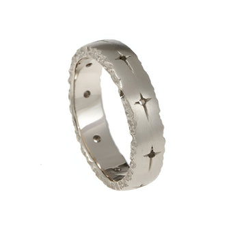 Trinity 9ct white gold ring measuring 5mm in width.