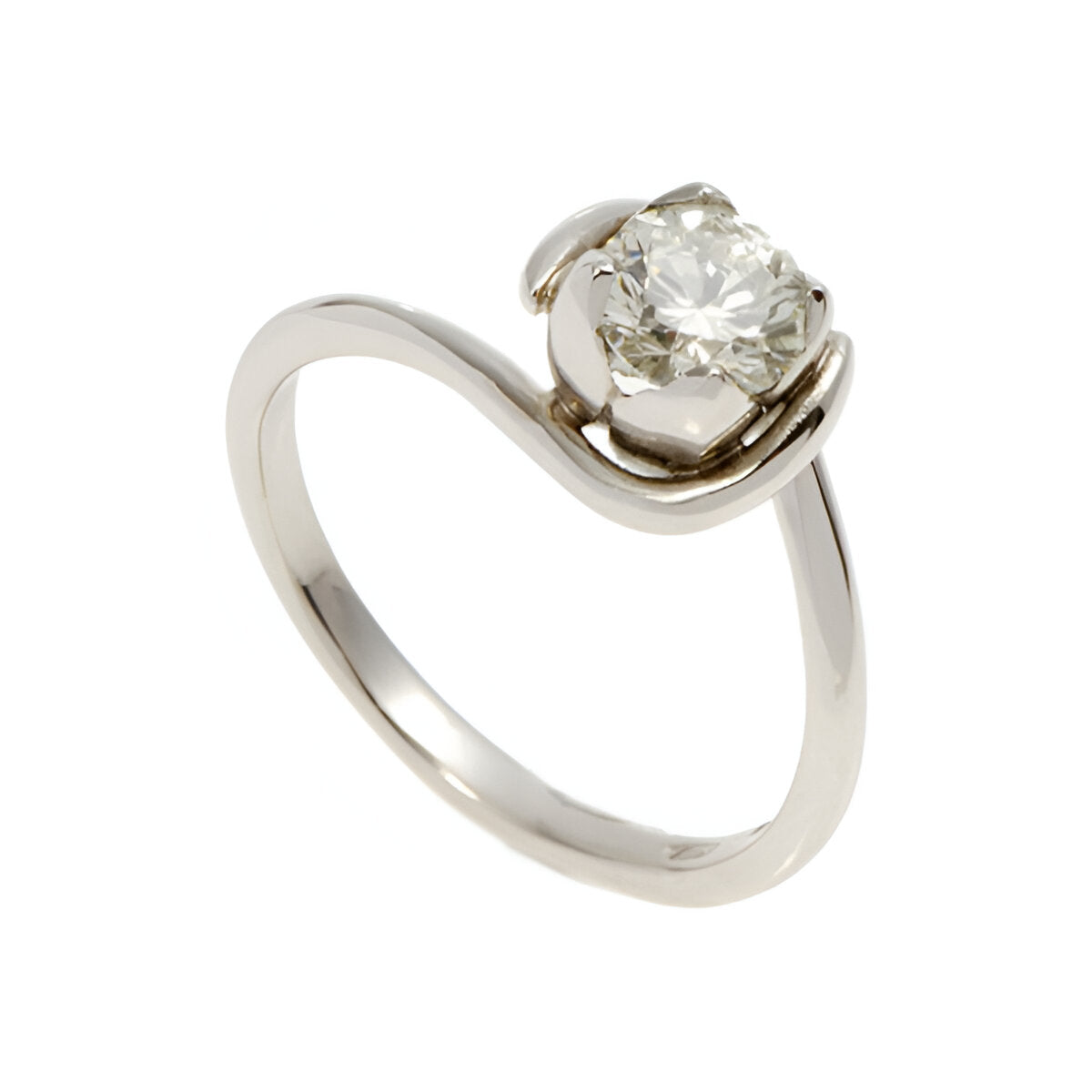  The diamond sits pretty in a tulip setting mounted on a simple yet elegant fine bad. 