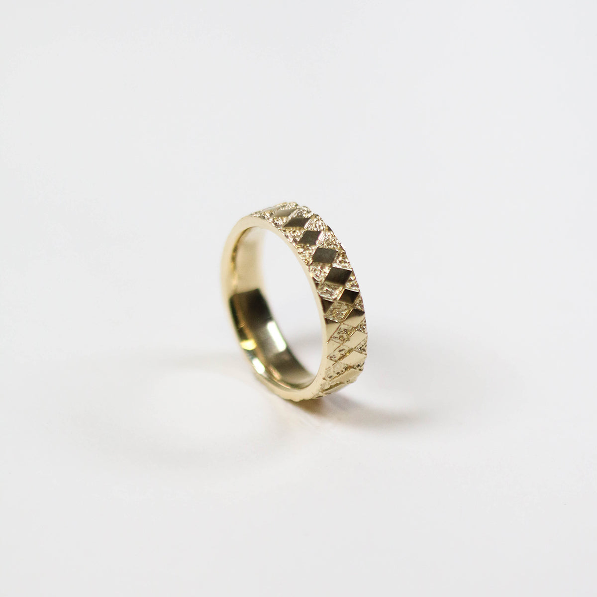 gold ring with chequered pattern - 45* view